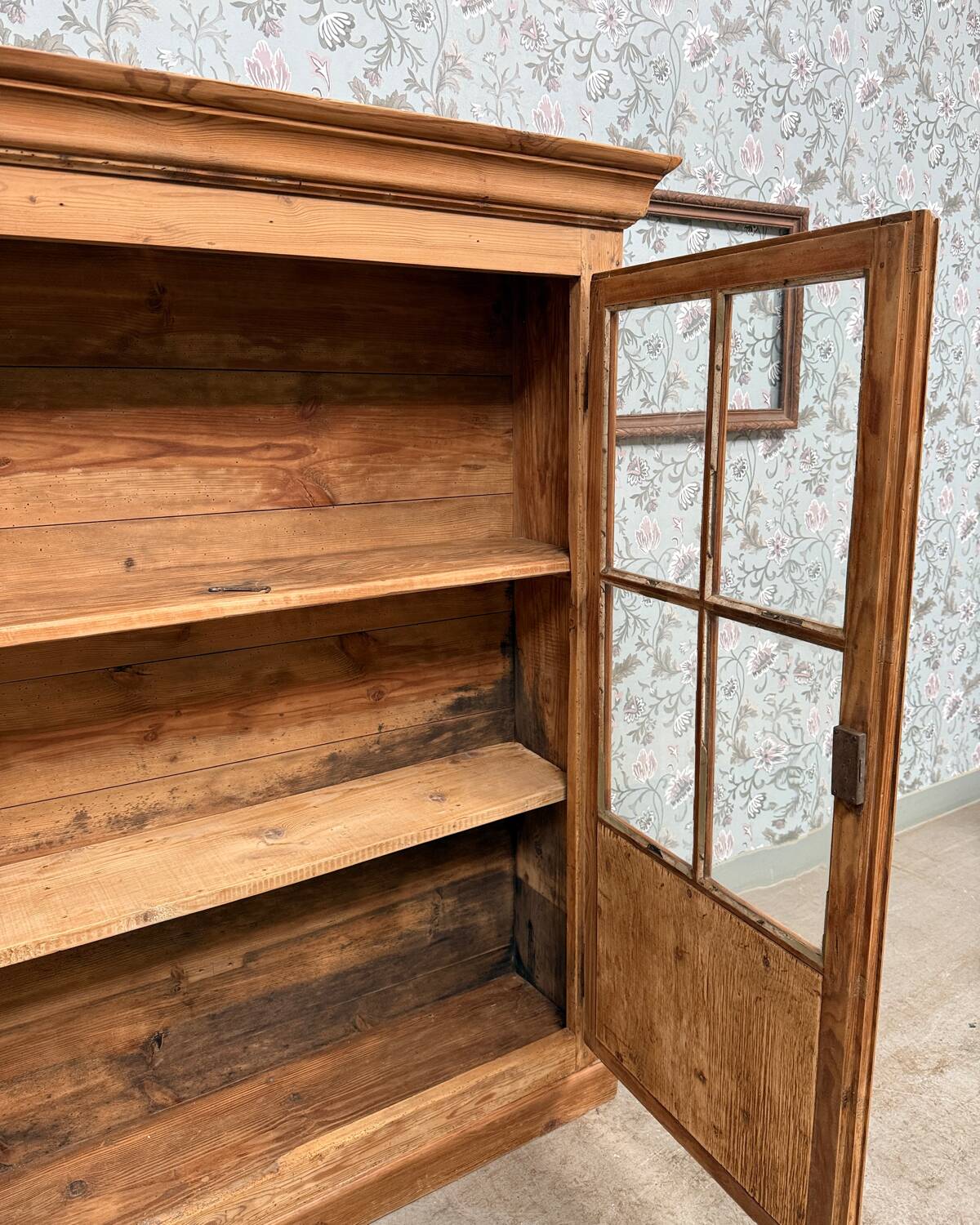 Chic display cabinet in pine (renovated)