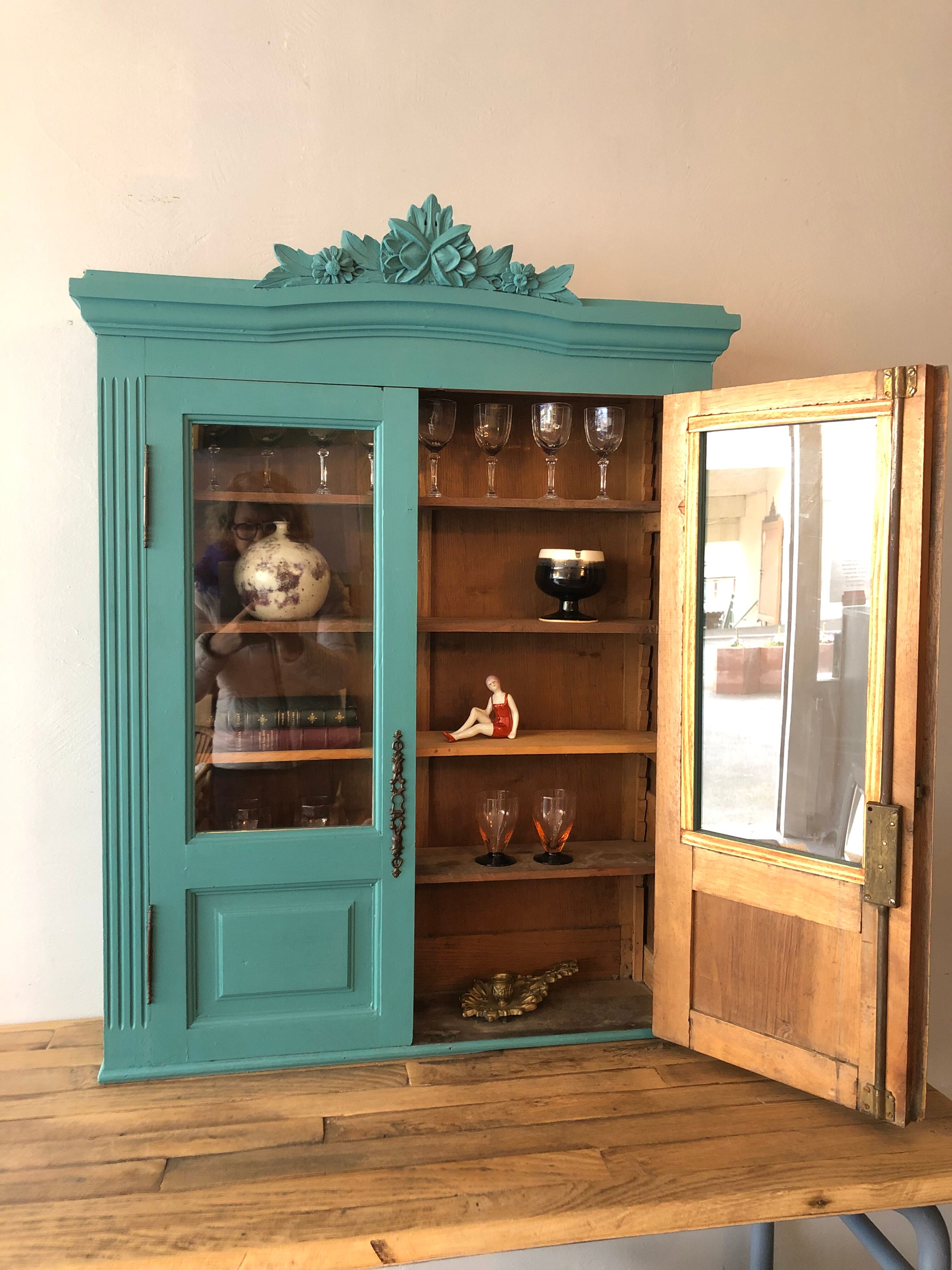 Showcase to be placed or hung