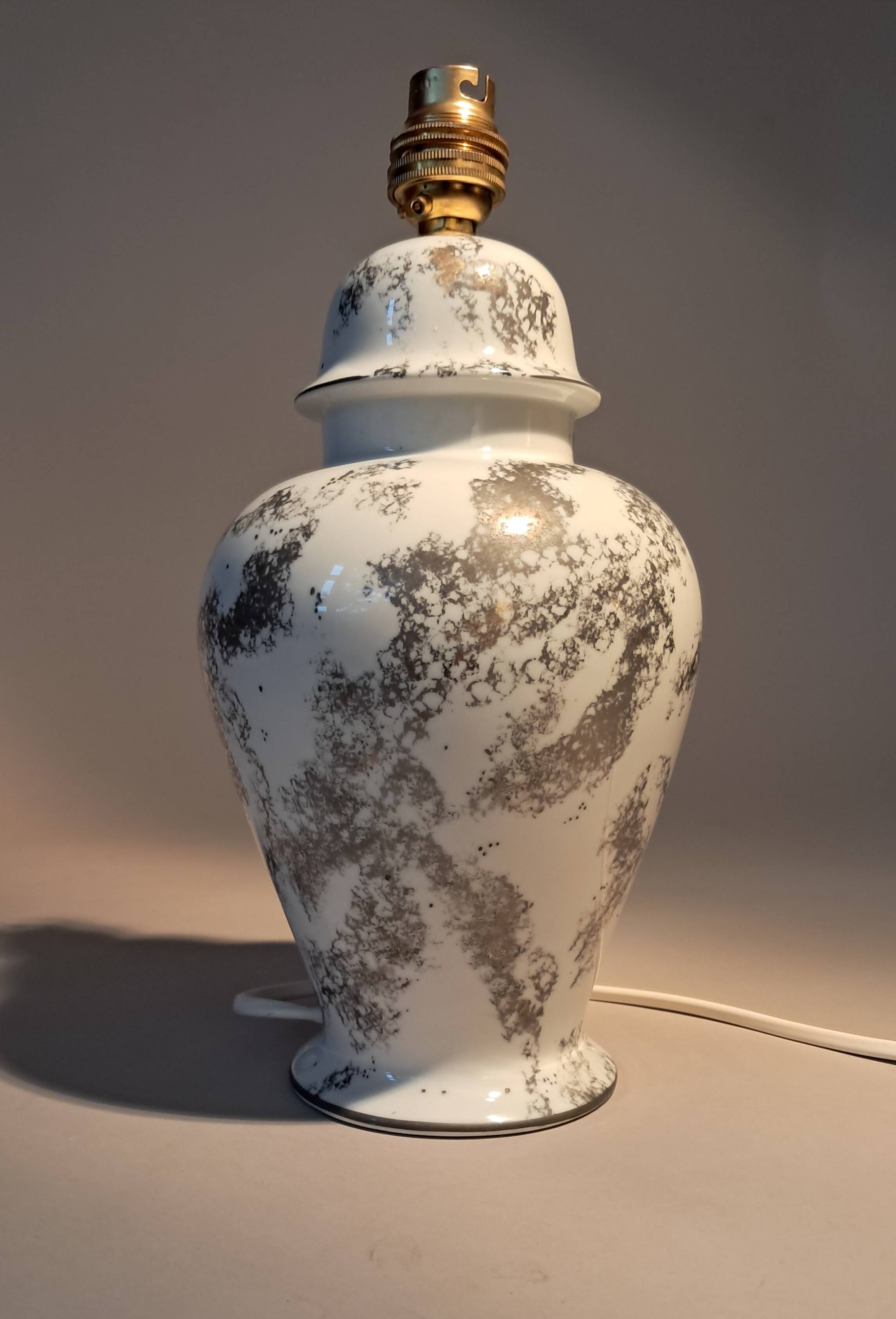 Fine porcelain lamp, hand-painted decoration. Laure Selignac, Paris.