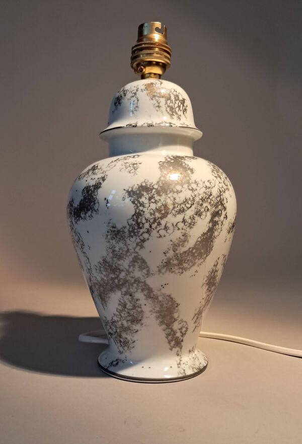 Lampe en porcelaine fine, décor peint à la main. Laure Selignac, Paris.