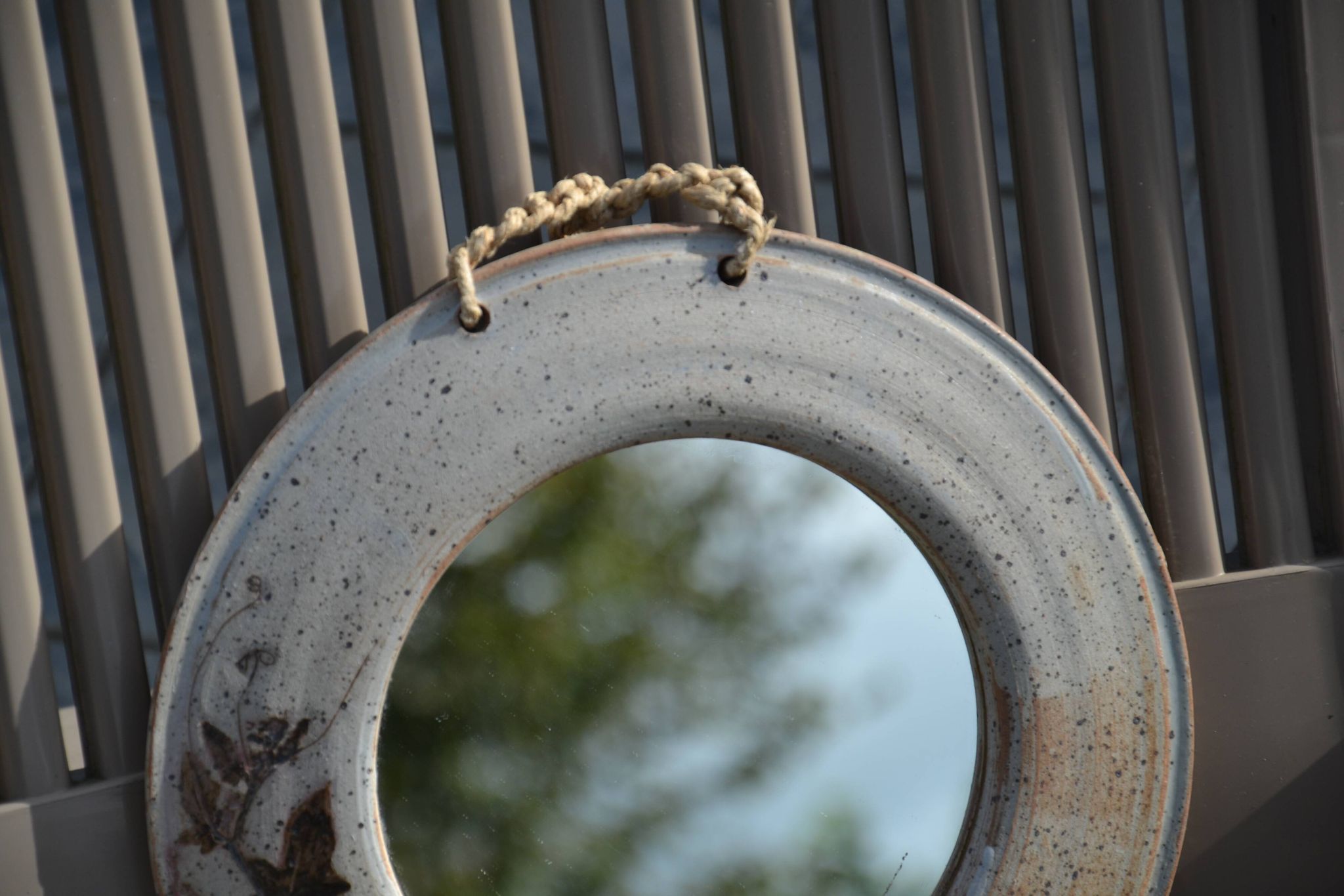 Miroir rond en céramique signé