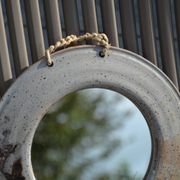 Miroir rond en céramique signé
