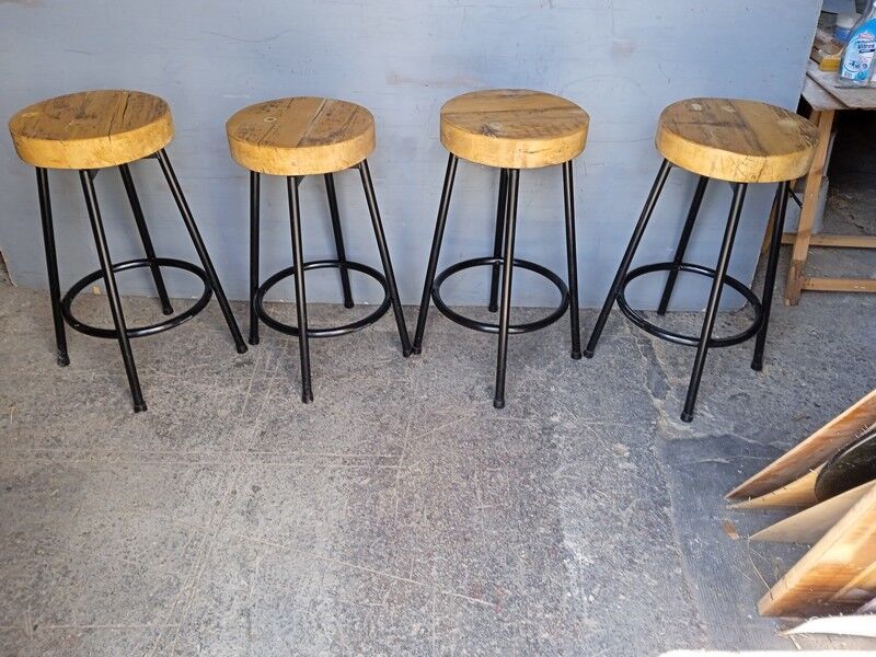 Lot 4 high bar stools wood and metal