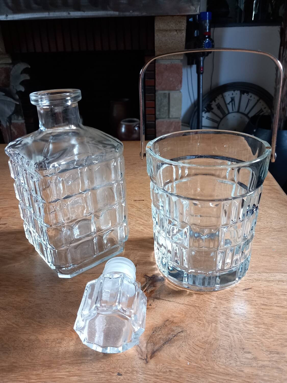 1 whiskey decanter + 1 vintage ice bucket