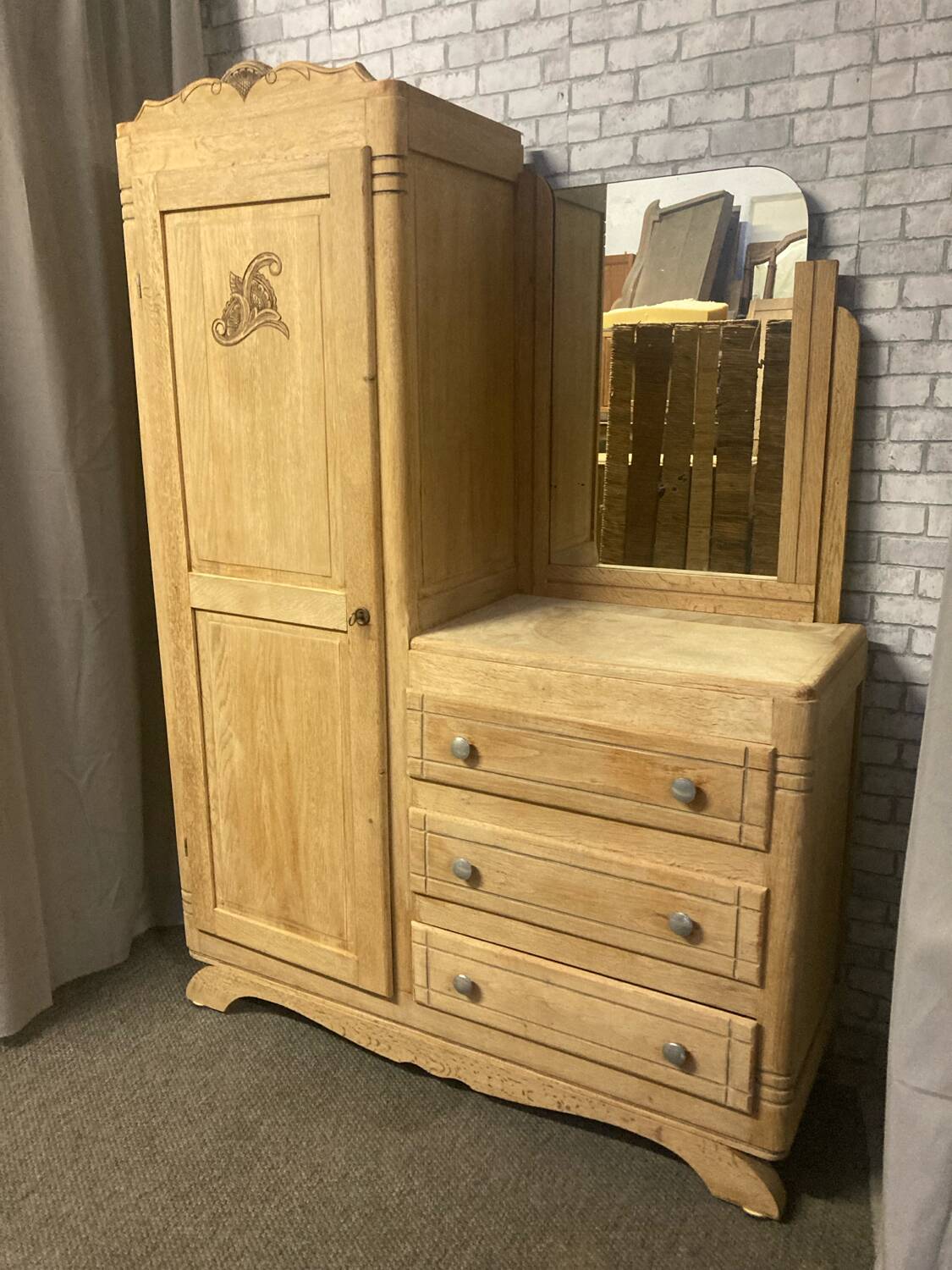 Asymmetrical wardrobe