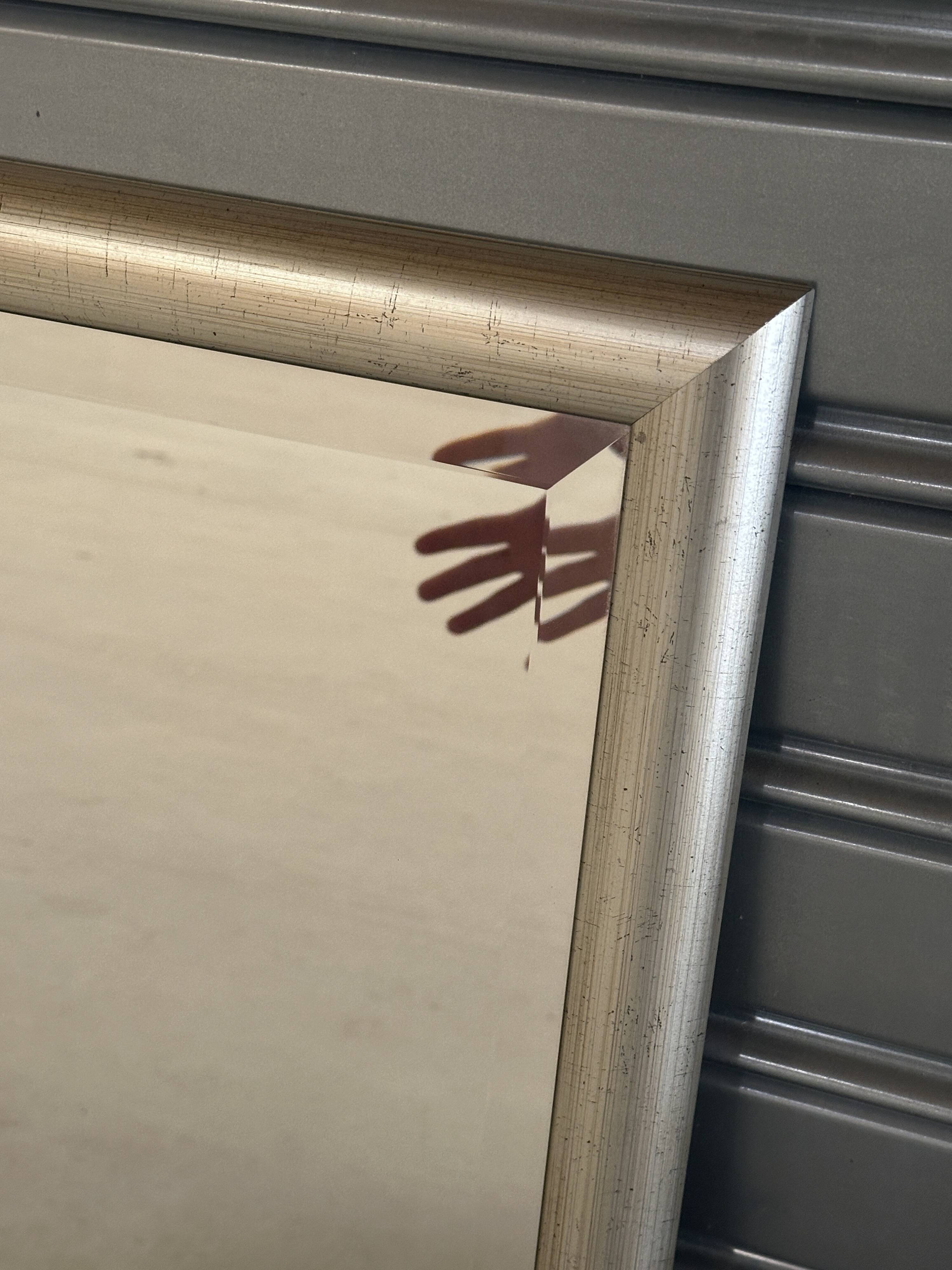 Deux Miroirs biseautés avec encadrement en finition effet or blanc vieilli