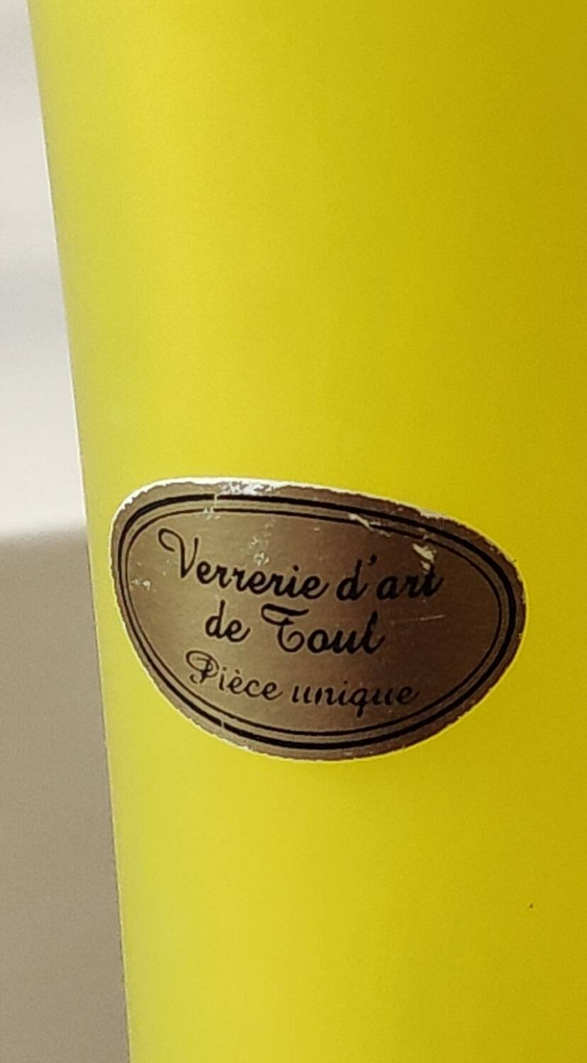 Floral design vase. Signed Verrerie d'Art de Toul. Unique piece, 27 cm