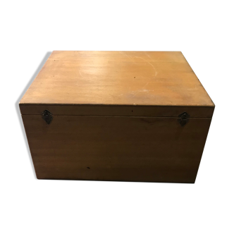 Coffre en bois avec poignées