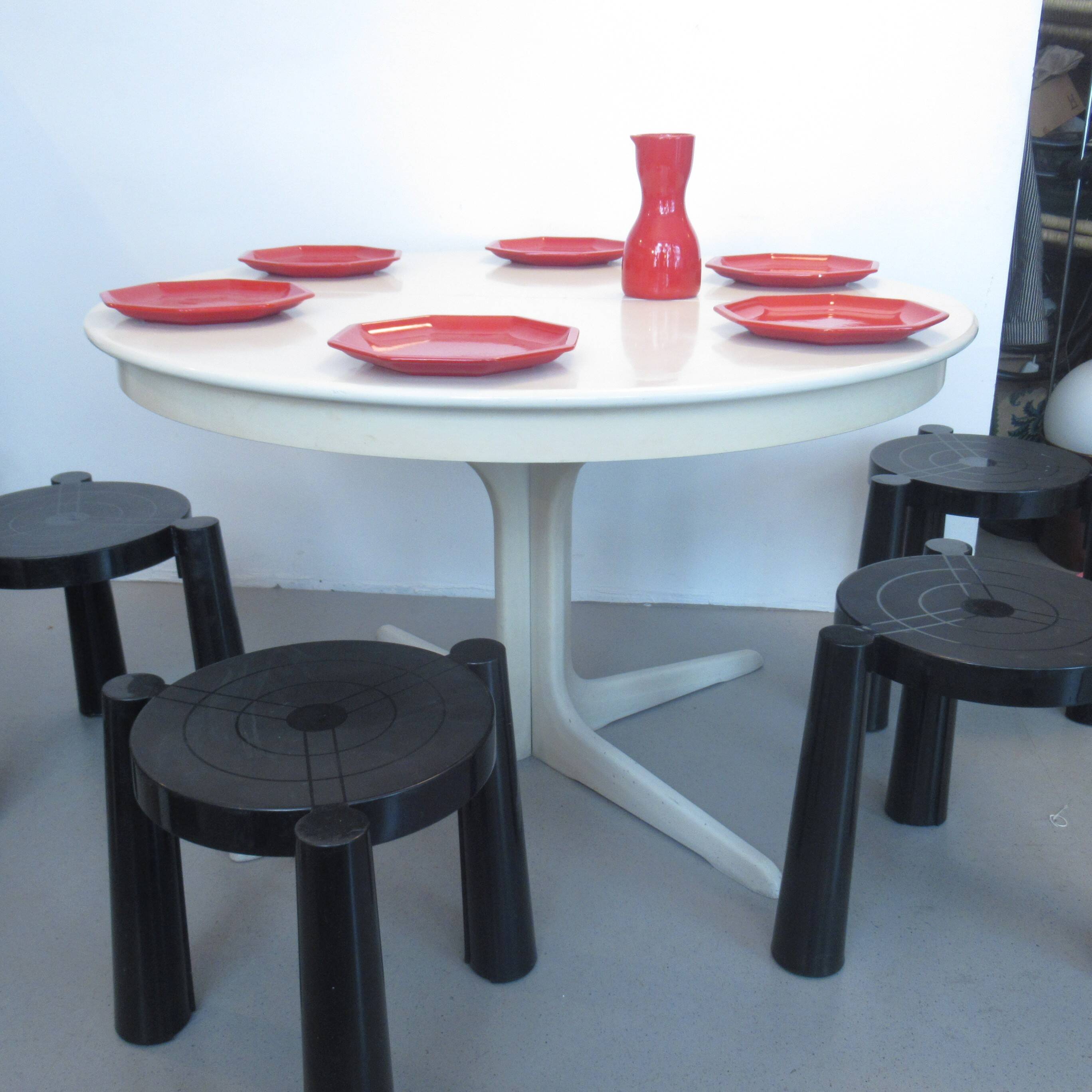 Extendable Danish dining room round table from the 1960s.