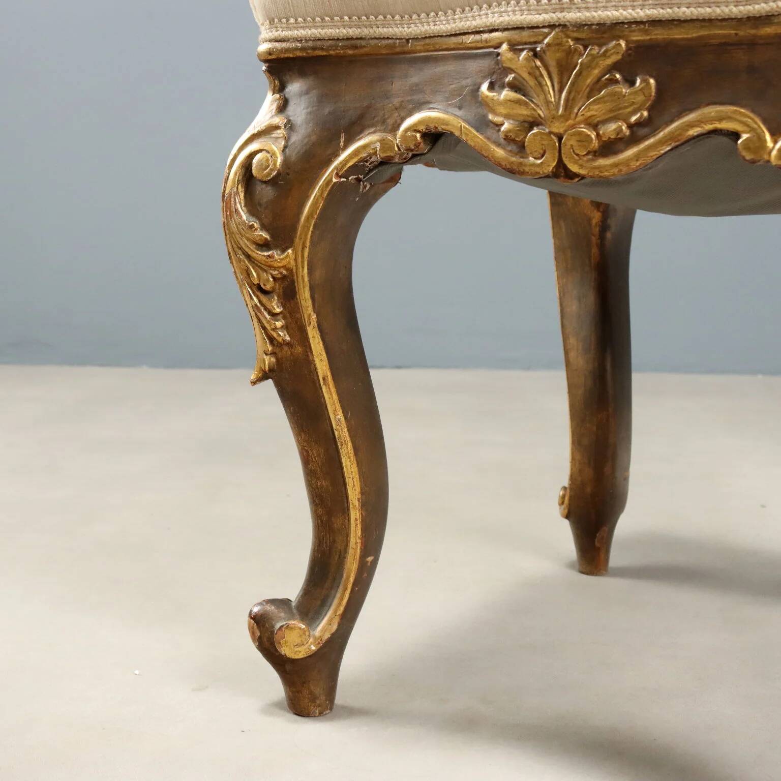 Paire de tabourets éclectiques anciens en bois sculpté et doré, XIXe siècle