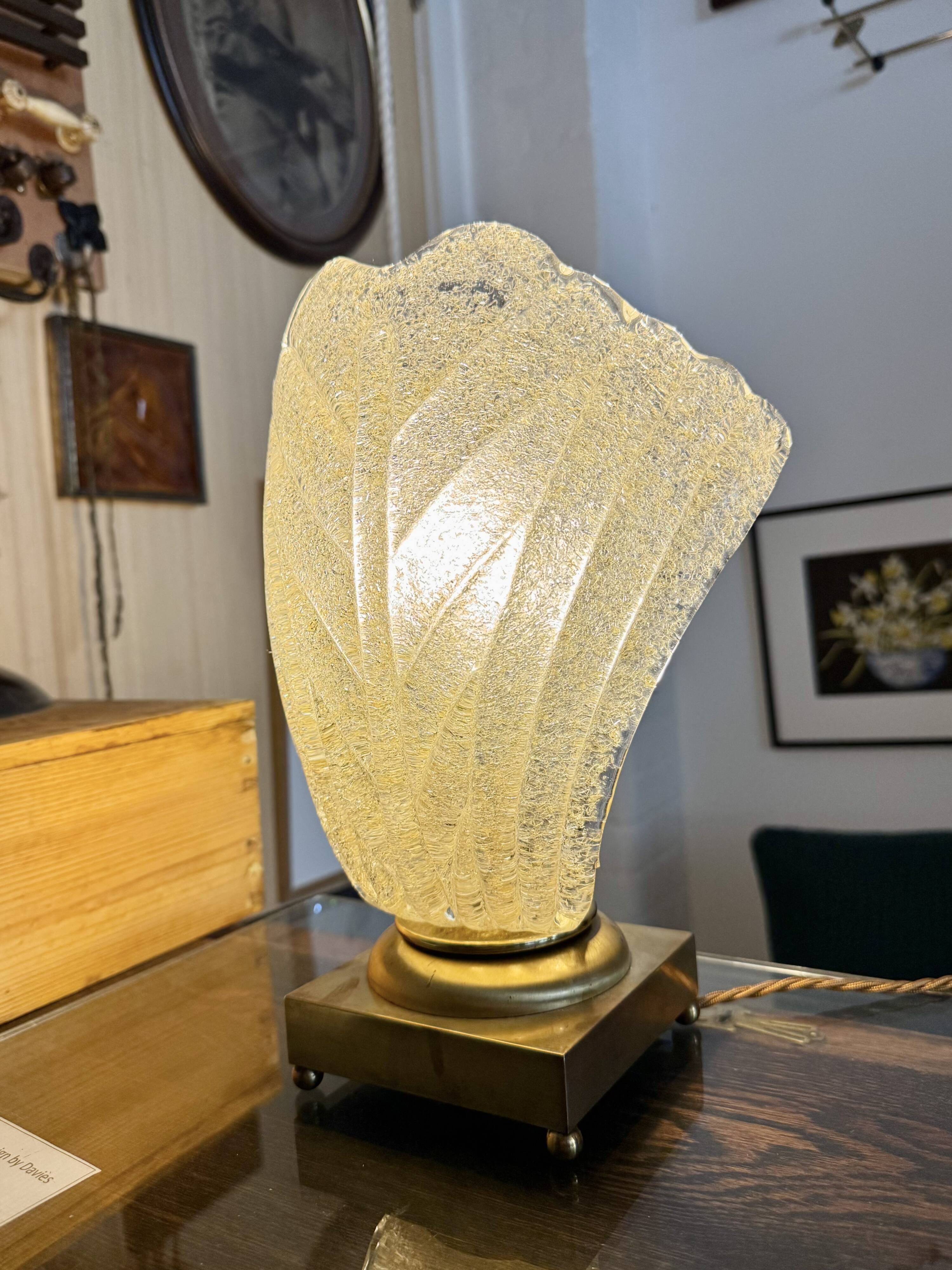 Lampe de table vintage en laiton et verre en forme de feuille