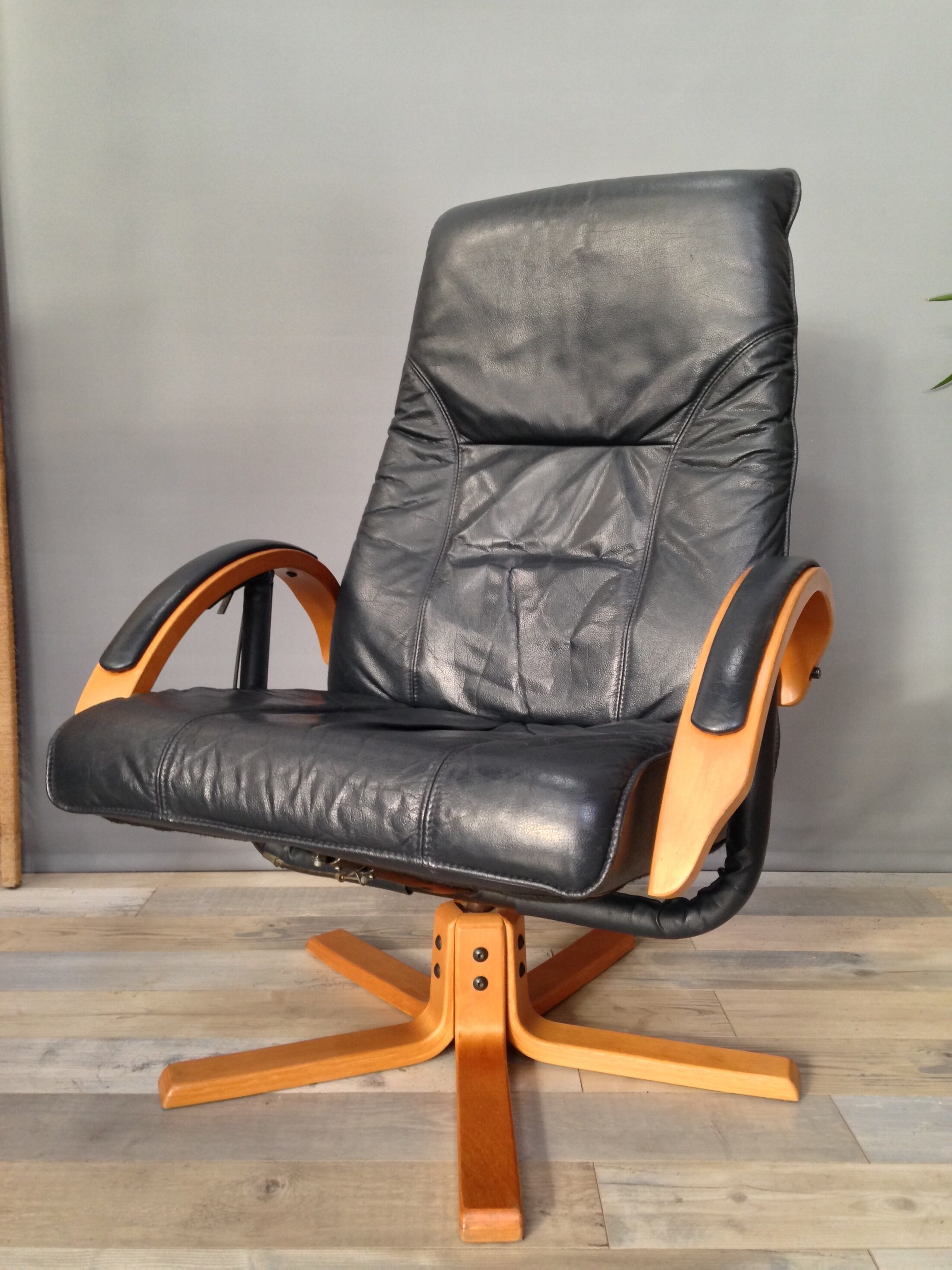 Danish design swivel and reclining relaxed chair by Jorgen Kastholm for Unico
