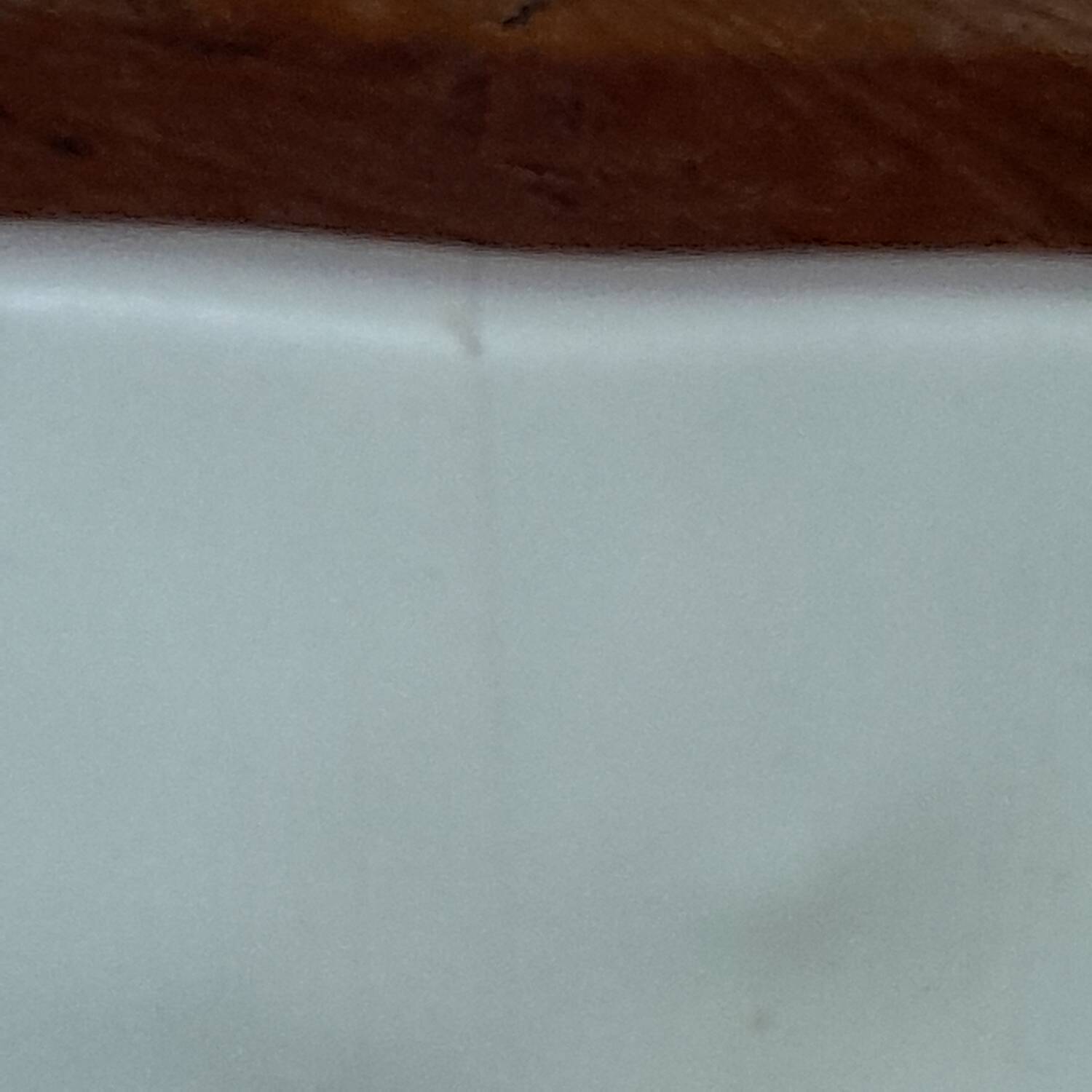 Petit vase carré vintage italien,  en céramique blanche,  décor fossil