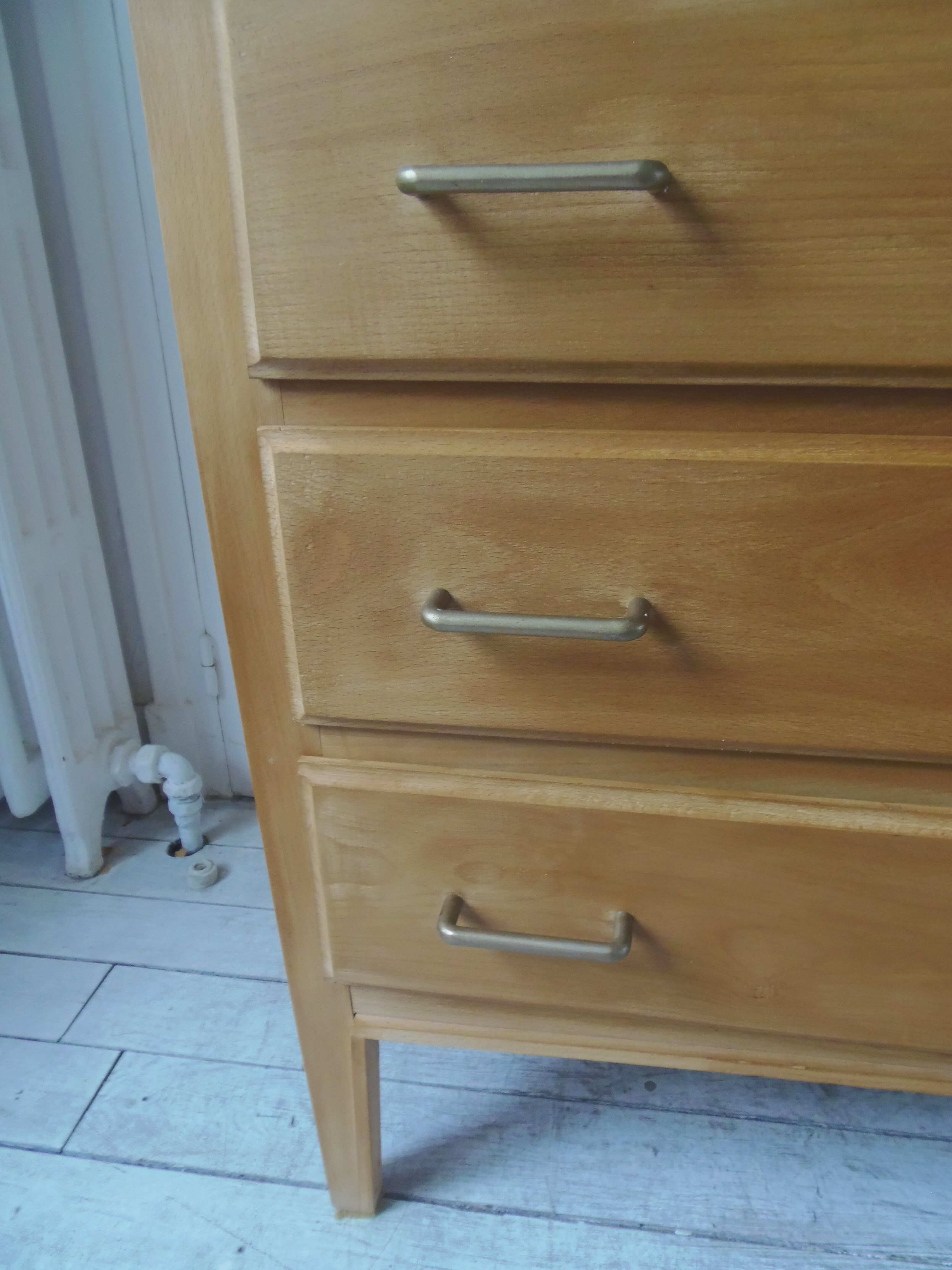 Commode vintage des années 60 à 3 tiroirs avec pieds compas.