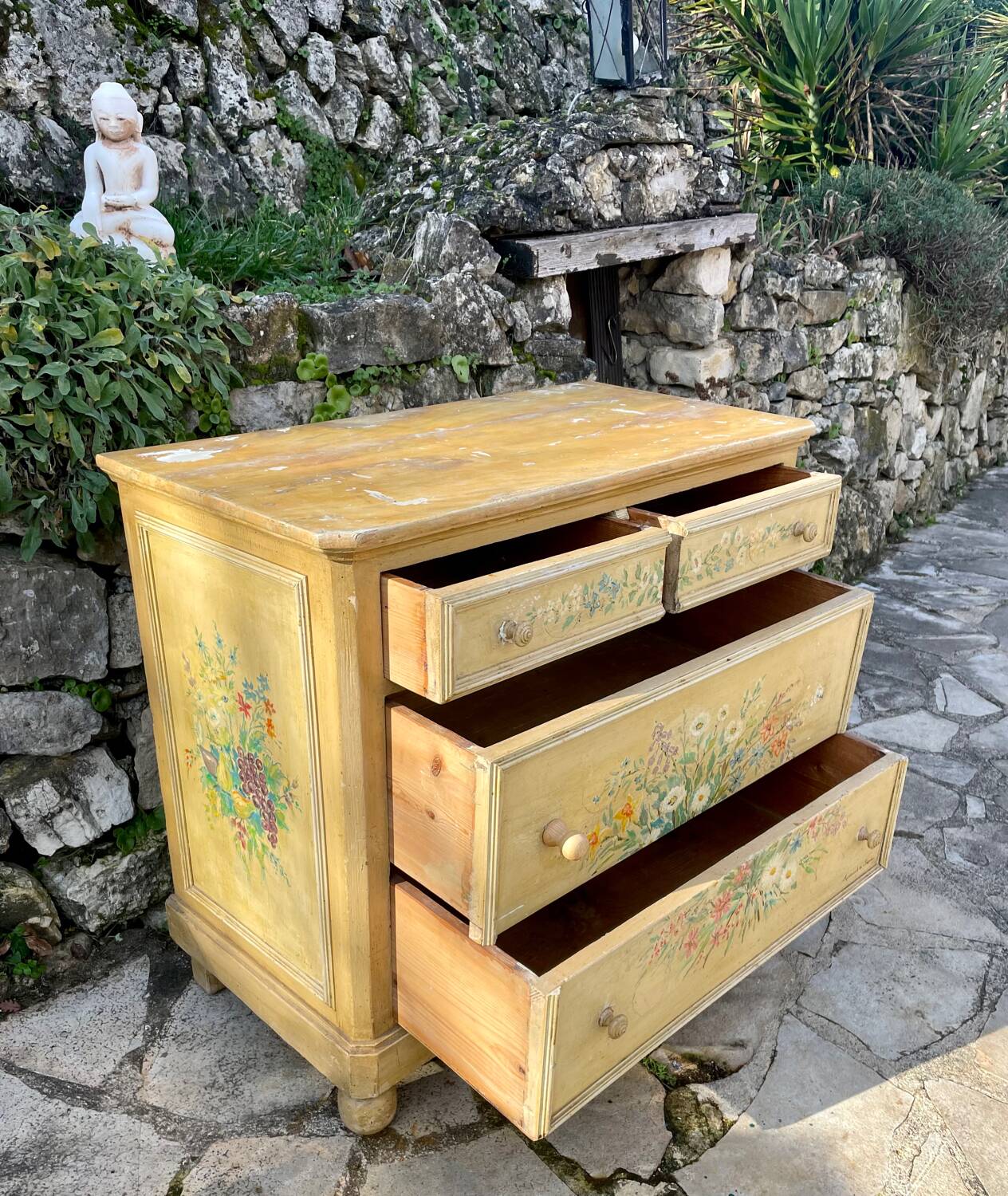 Commode en bois peint a décor de fleurs