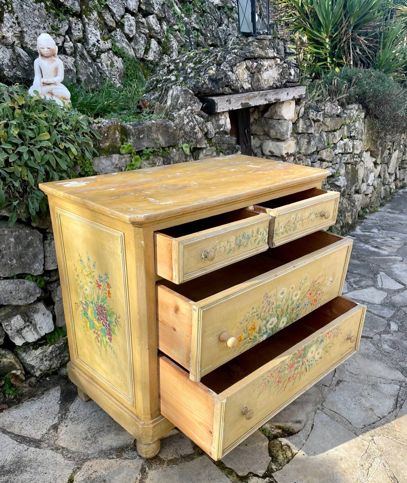 Commode en bois peint a décor de fleurs