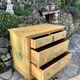 Commode en bois peint a décor de fleurs