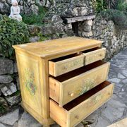 Commode en bois peint a décor de fleurs