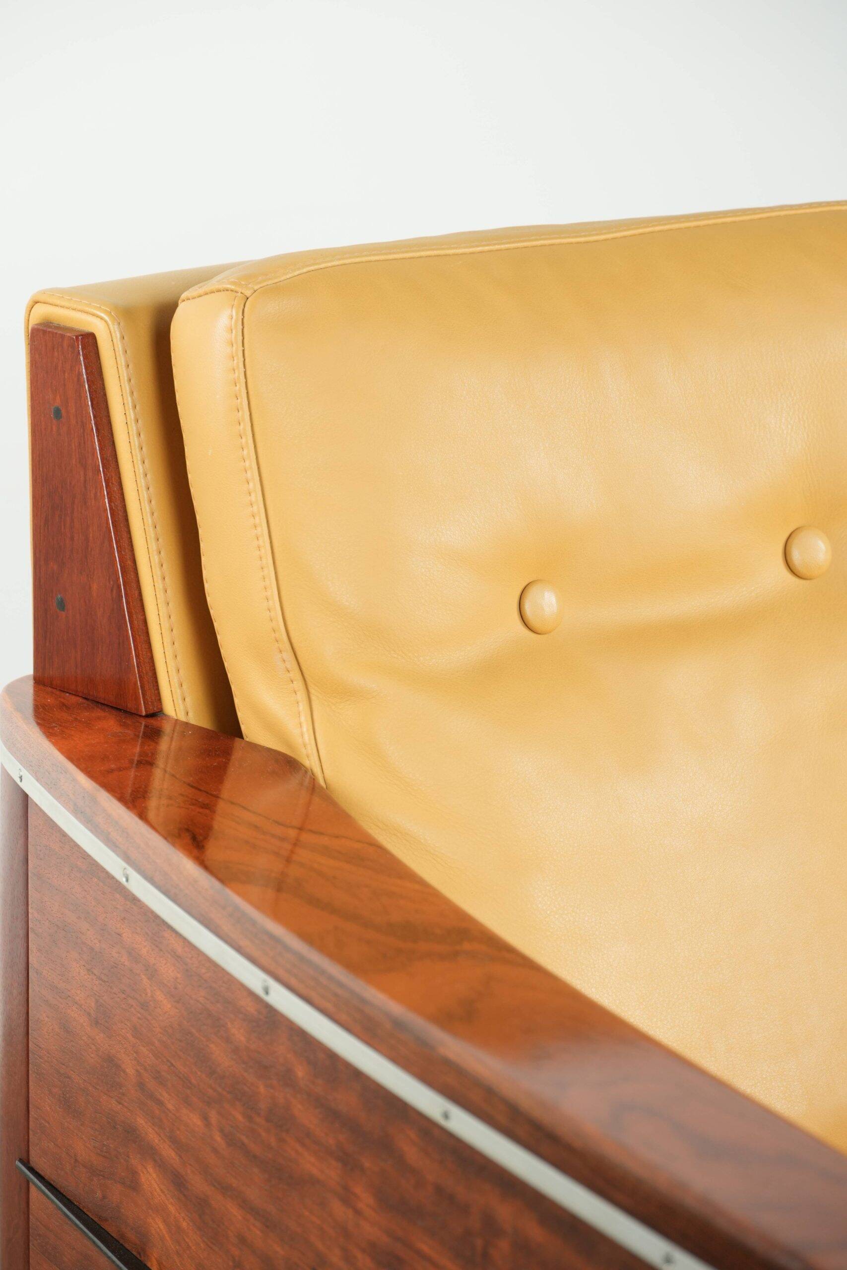 Fauteuil Art Déco jaune de luxe et bien entretenu