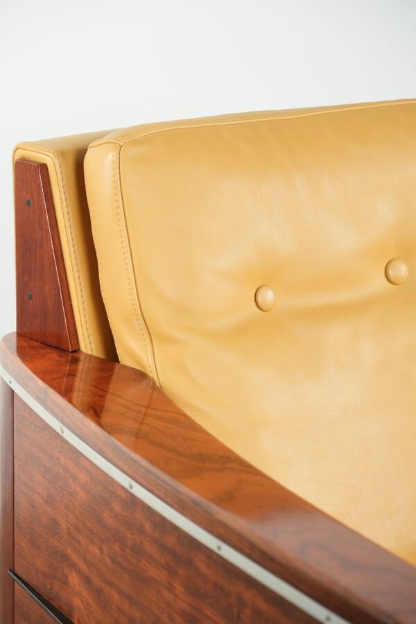 Fauteuil Art Déco jaune de luxe et bien entretenu