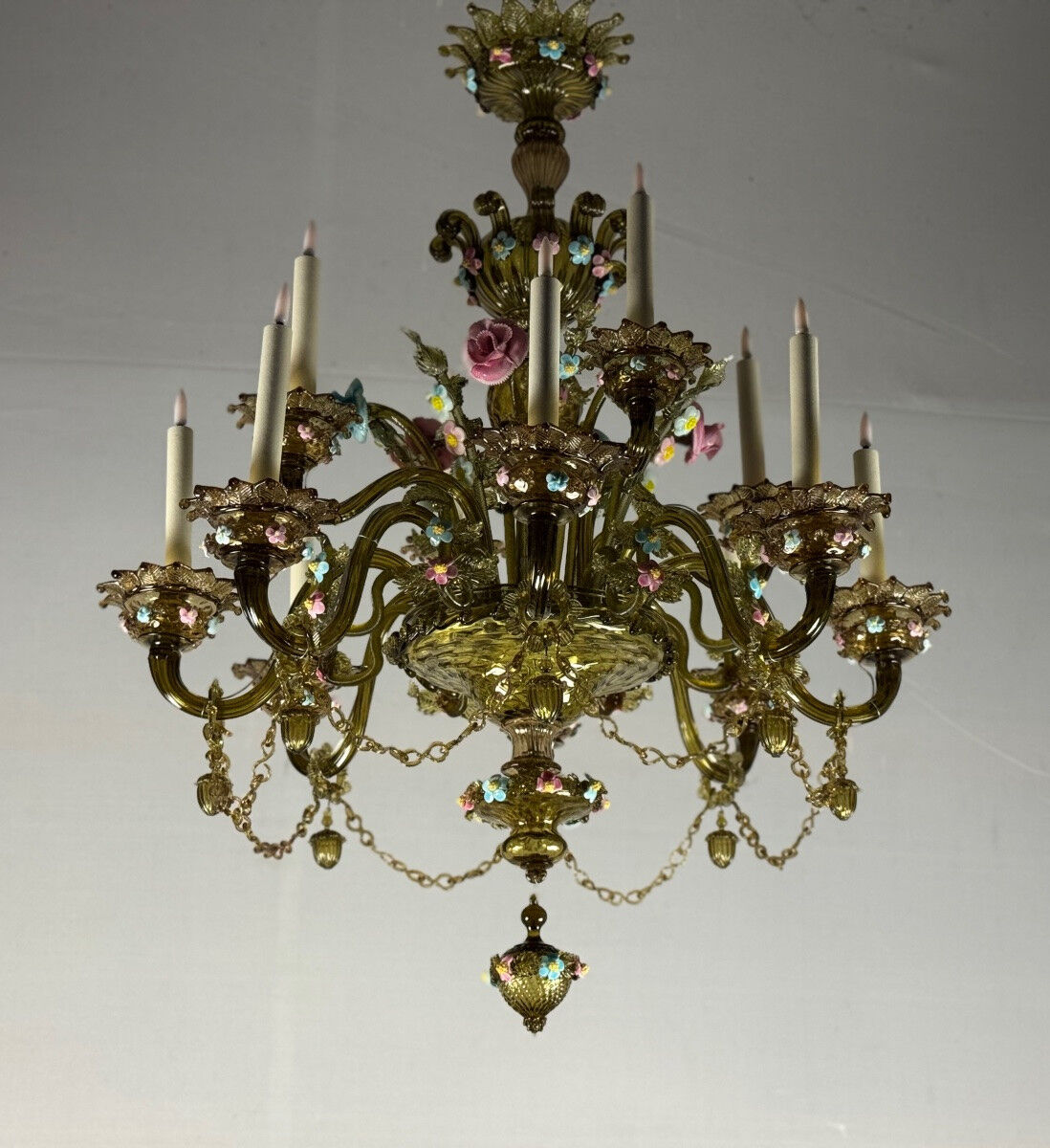 Venetian chandelier in multi-colored Murano glass with a green dominant color, 12 light arms, circa 1880