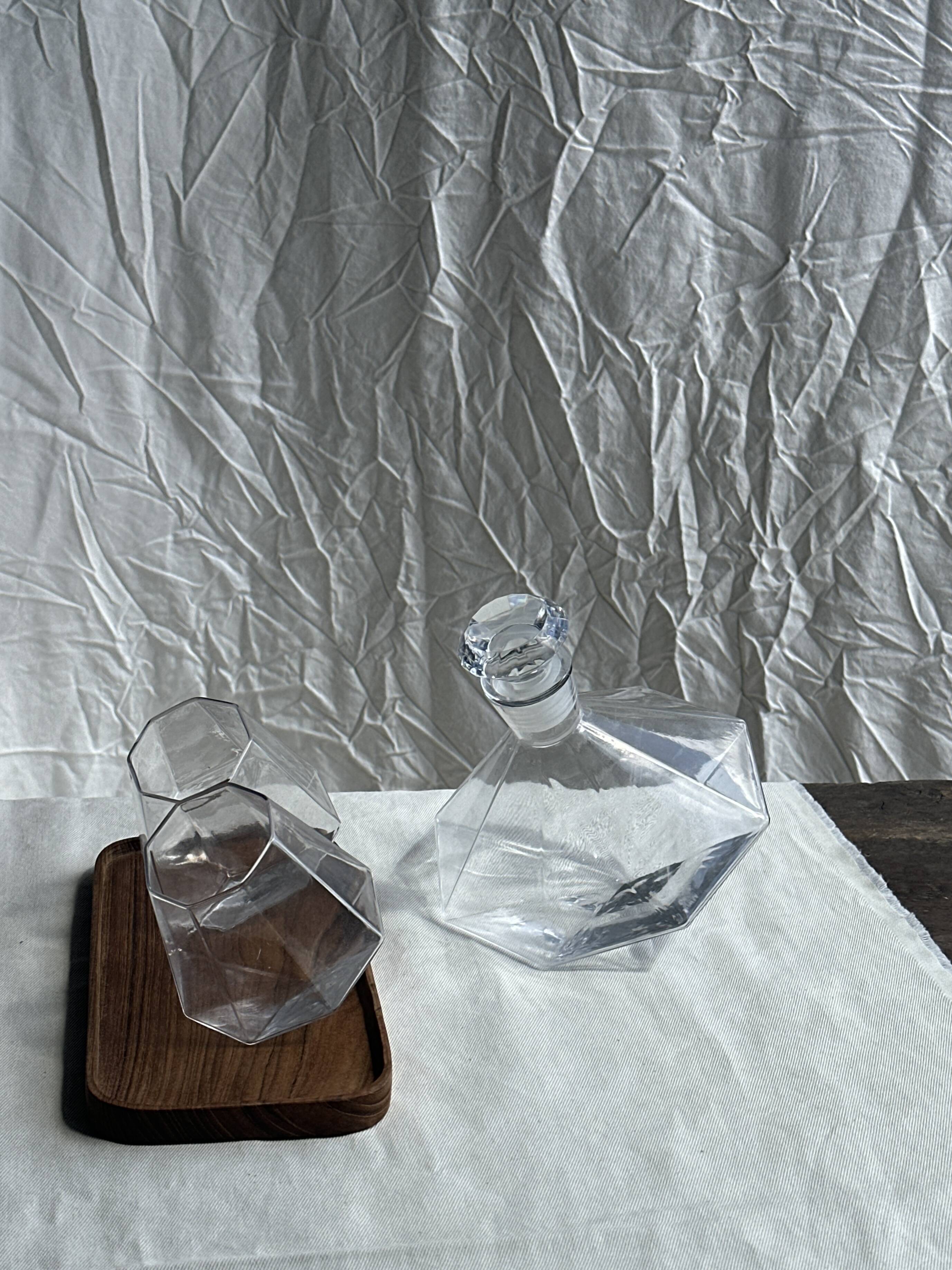 Small geometric carafe with diamond-shaped stopper and its 4 glasses
