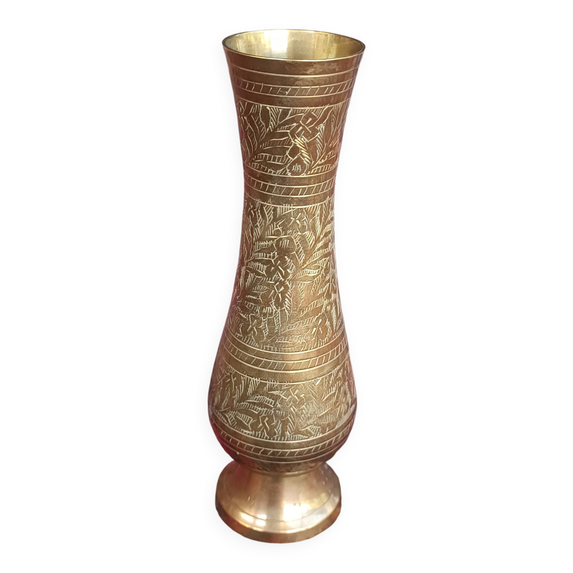 Chiseled brass vase with foliage decoration. Indian craftsmanship from the 19th century.