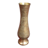 Chiselled brass vase with foliage decoration. Indian craftsmanship from the 19th century.