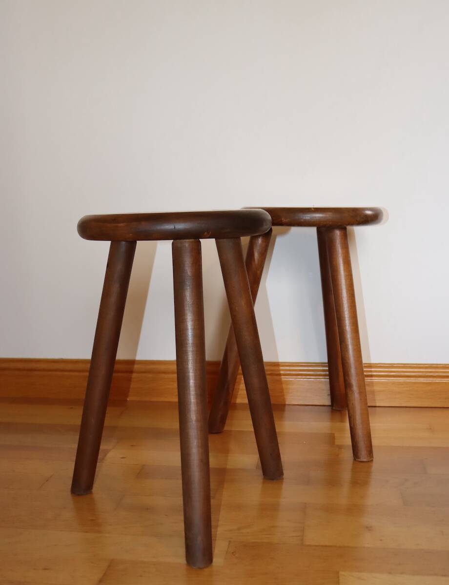 Paire de tabourets tripodes en bois teinté