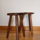 Paire de tabourets tripodes en bois teinté