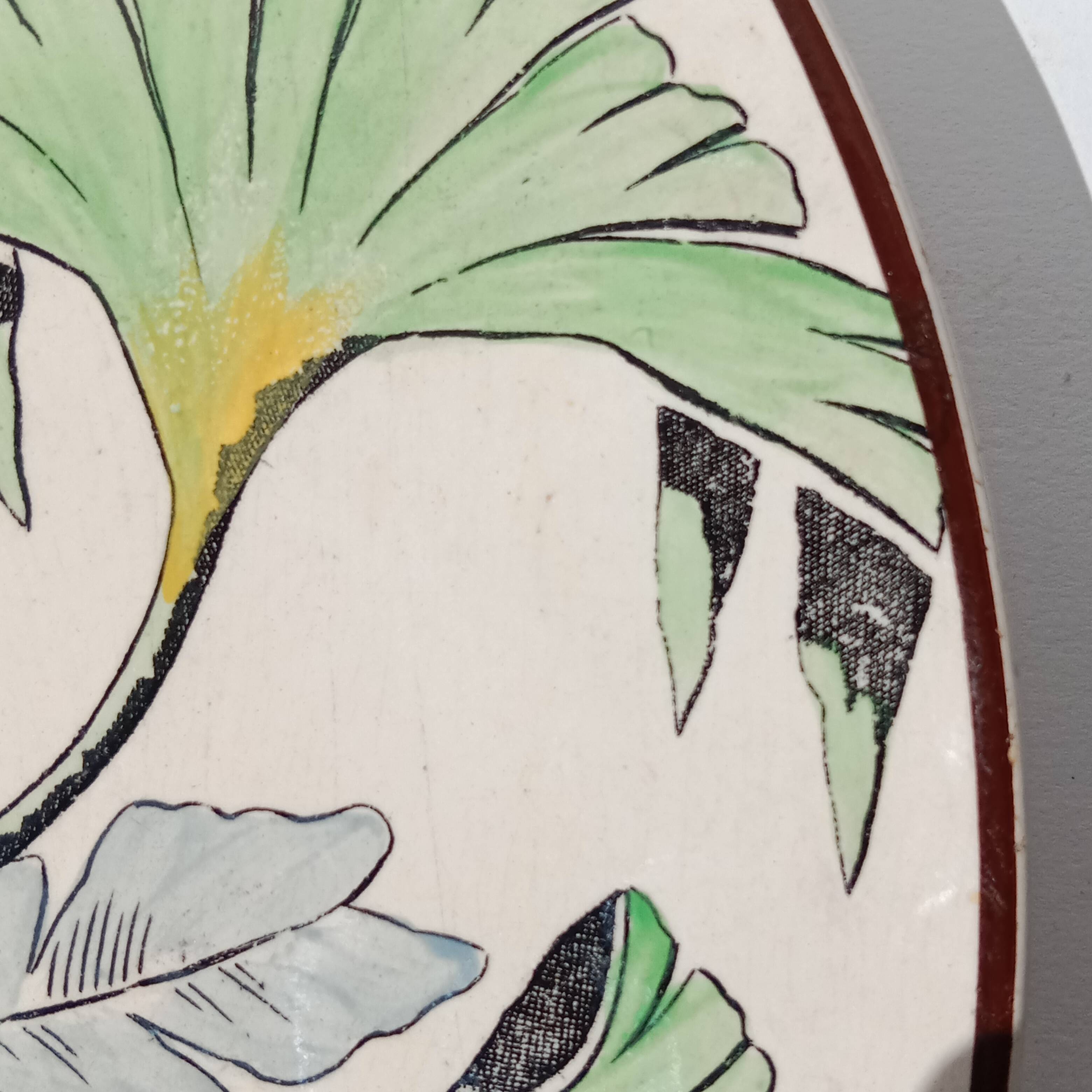 Plat rond à décor de perroquets dans la jungle, circa 1900