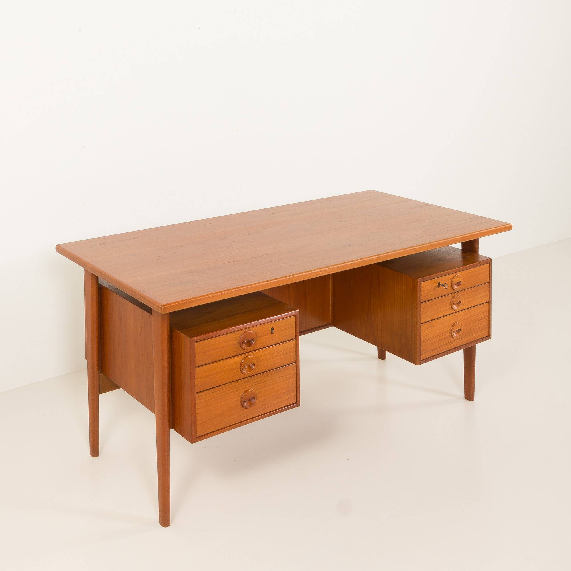 Bureau de direction danois en teck attribué à Kai Kristiansen, années 1960