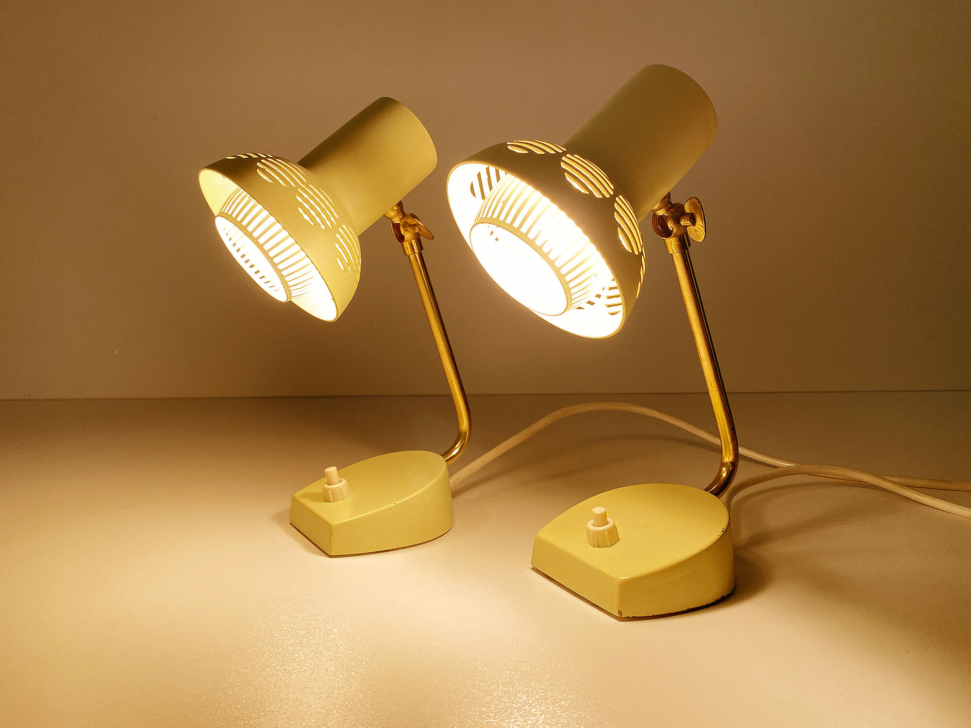 Pair of vintage 50s bedside table lamps, white yellow, laitonon, opaline