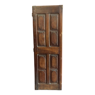 Ancienne porte de placard XVIIIème en noyer composée de 8 panneaux finement sculptés