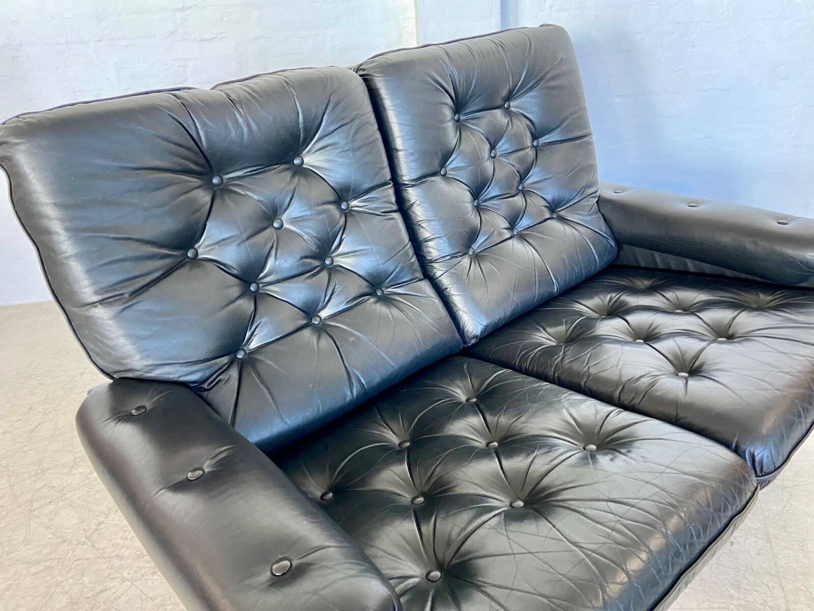 Canapé en cuir noir à boutons, vintage rétro danois pour 2 personnes, années 1970.
