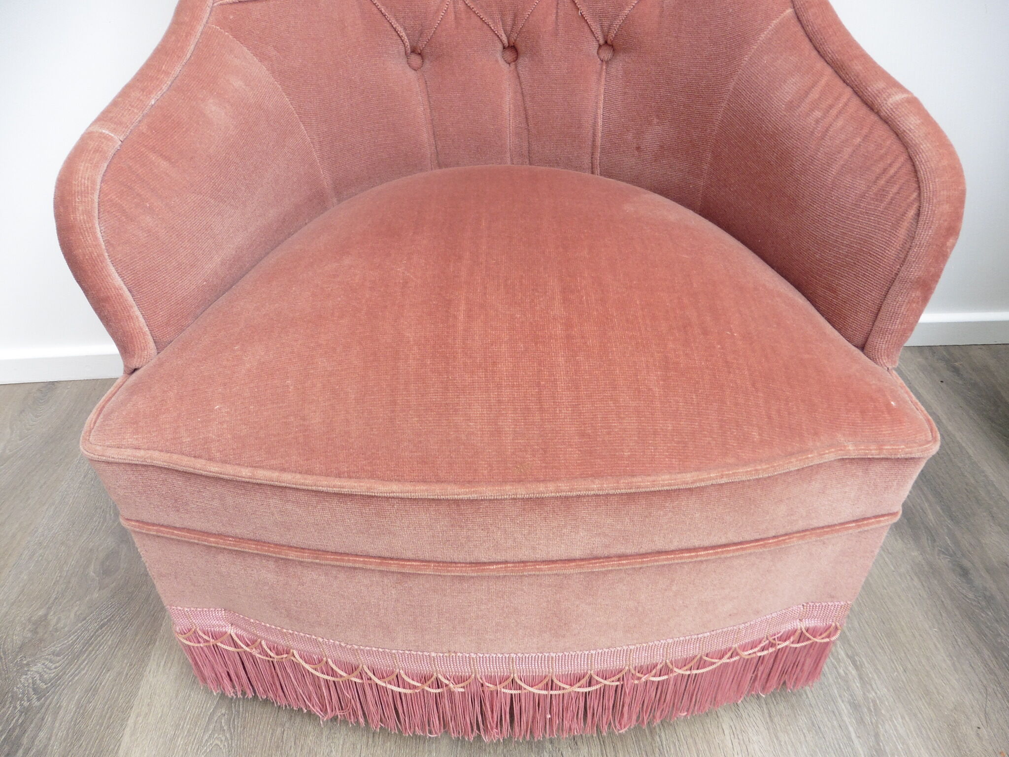 Armchair toad and its footrest in old pink velvet