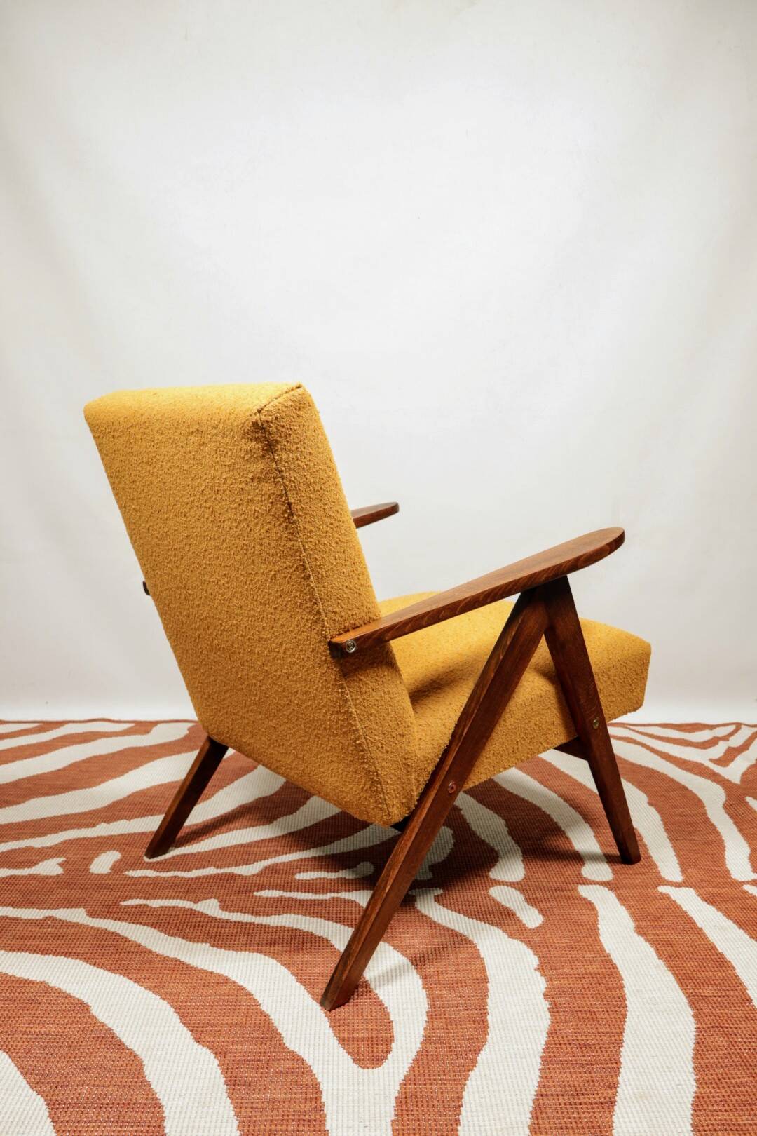 Fauteuil Mid-Century en bois de couleur jaune avec boucle au design scandinave