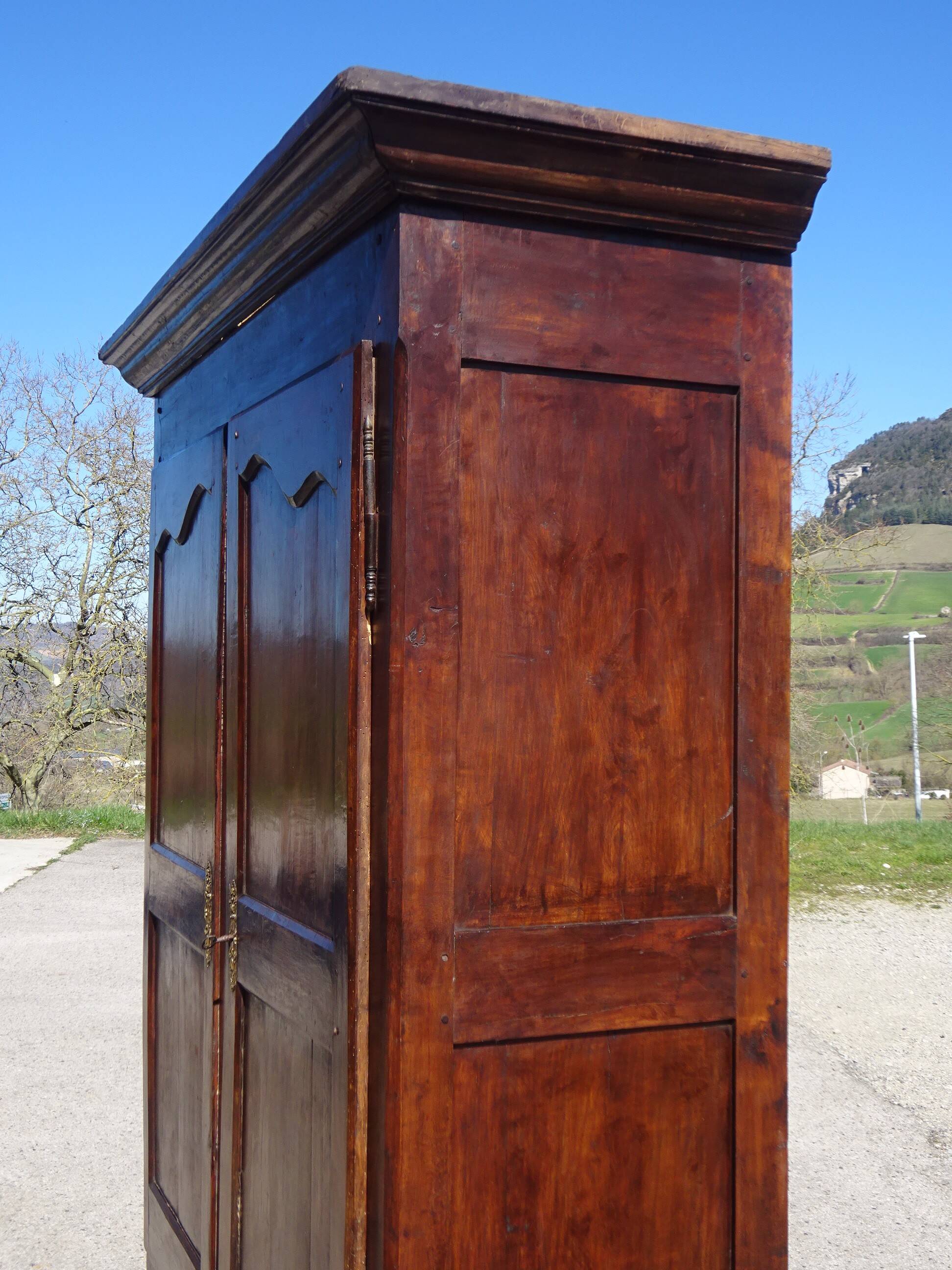 Armoire Louis Philippe en noyer massif