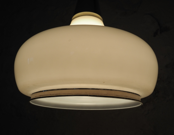 Suspension en opaline blanche – bord argenté des années 1970.