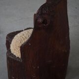 Chaise souche primitive wabi sabi suédoise sculptée à la main, siège en laine d'agneau, 1900s