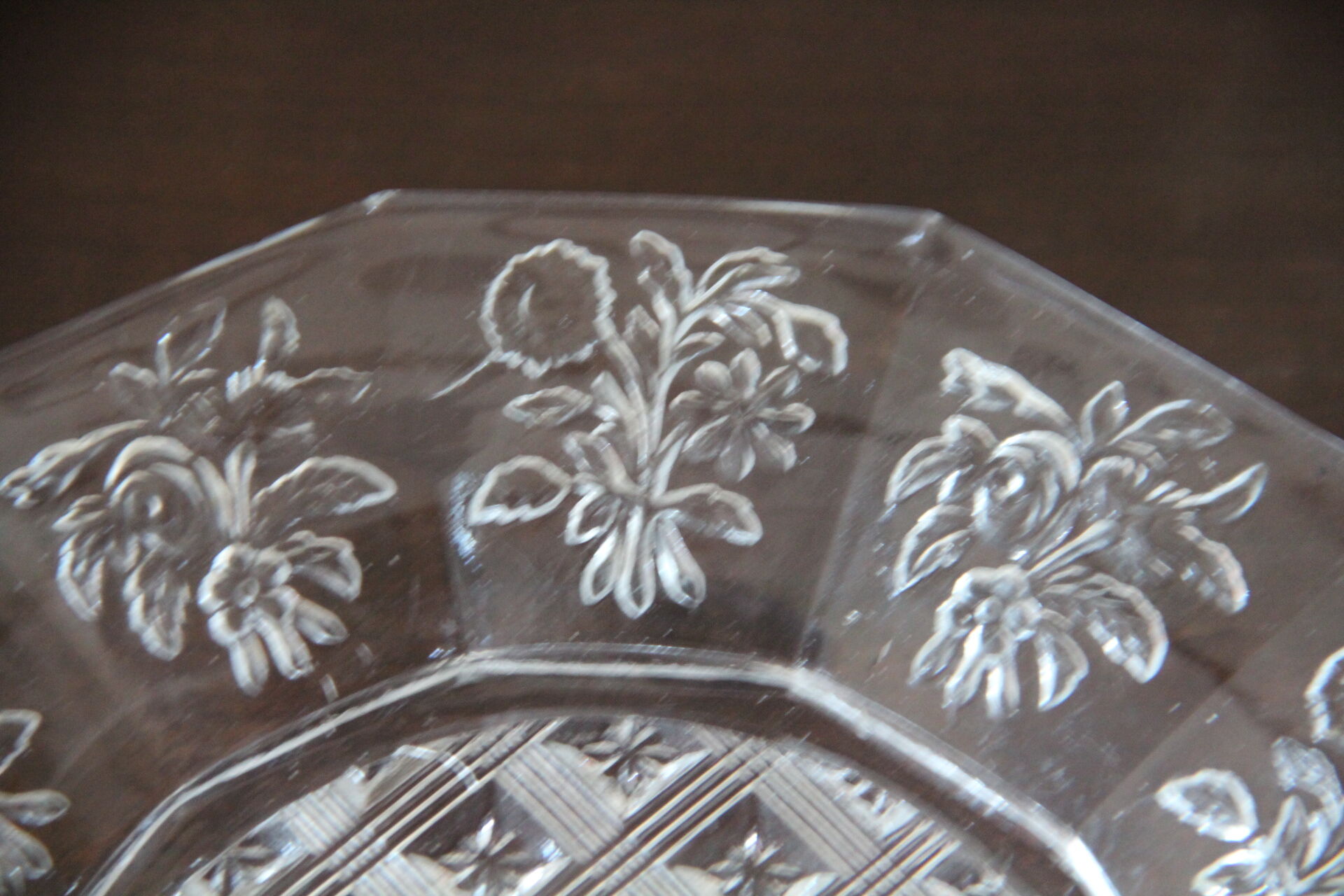 10 dessert plates in molded glass of floral motifs