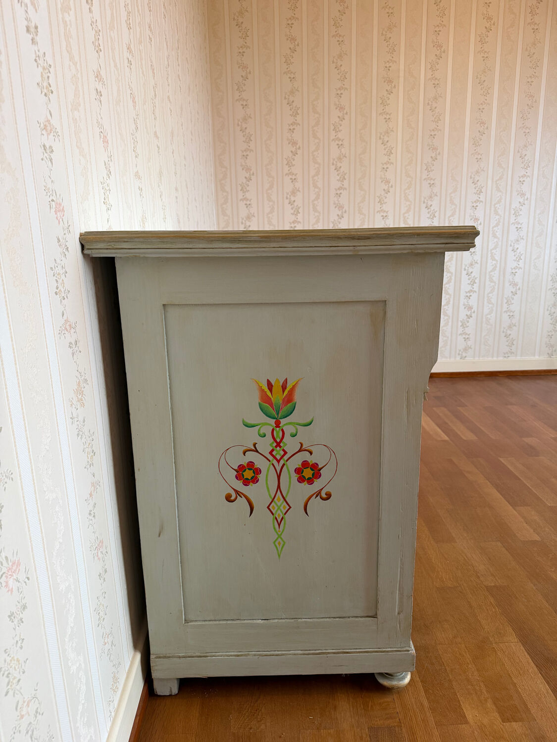 Antique low polychrome sideboard with floral decoration.