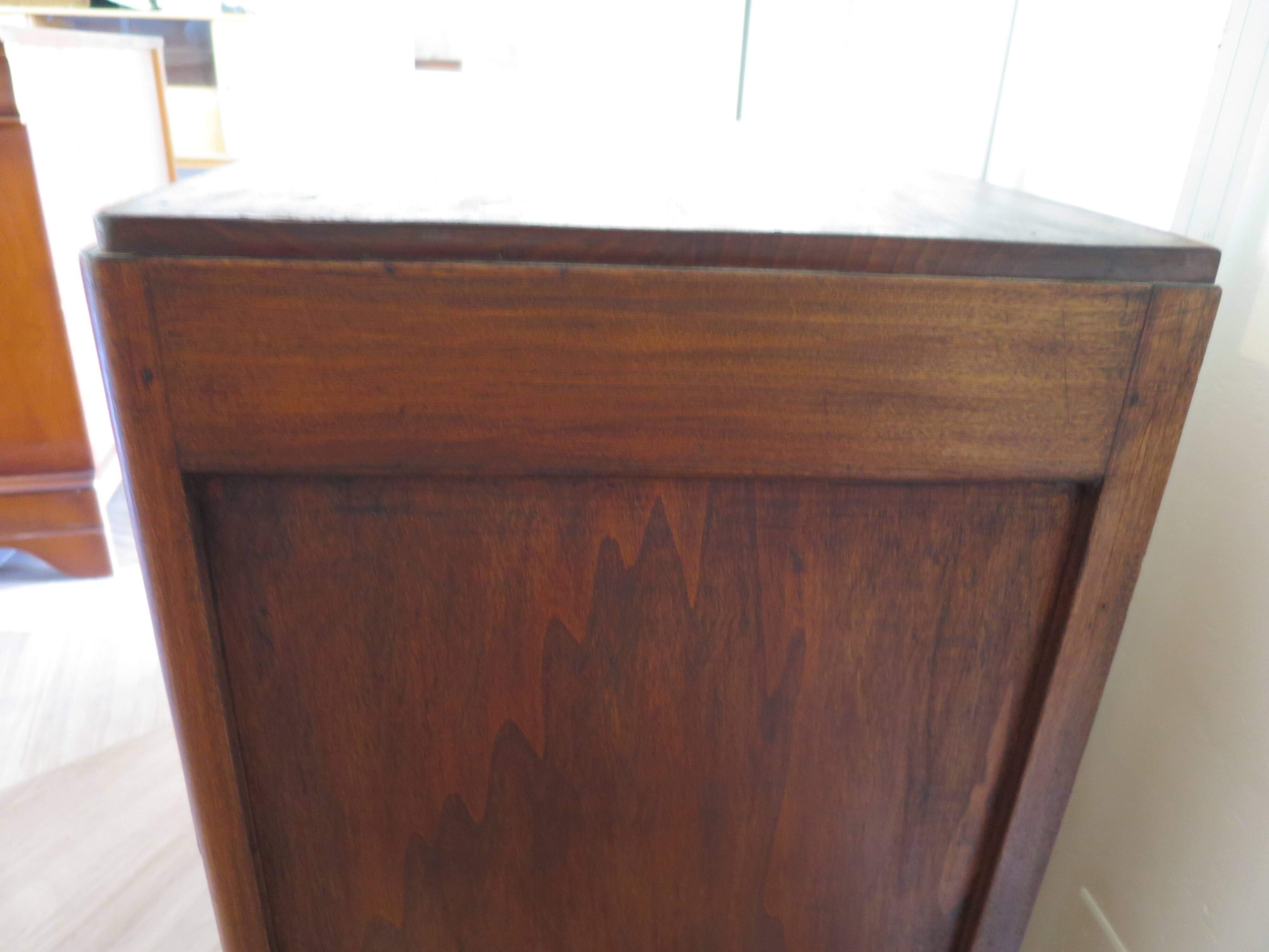 Rare - belle commode art déco 4 tiroirs - années 60 - Patine noyer - Pieds moustache