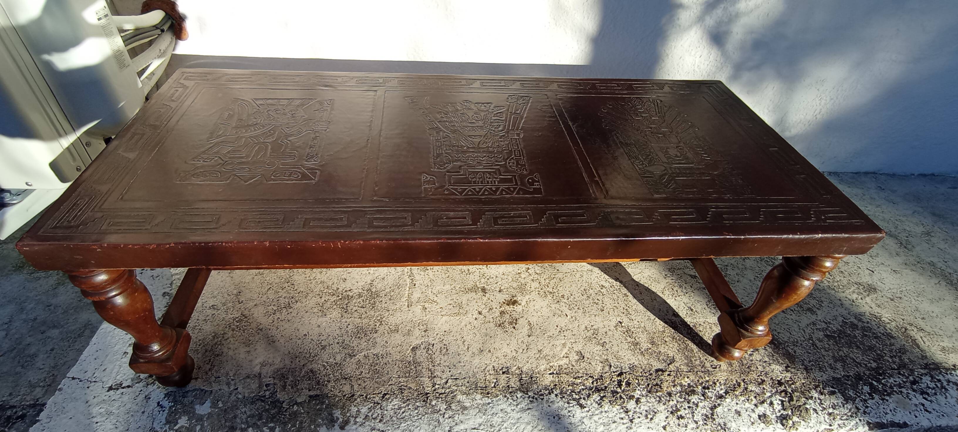 Table cuir et bois origine du perou
