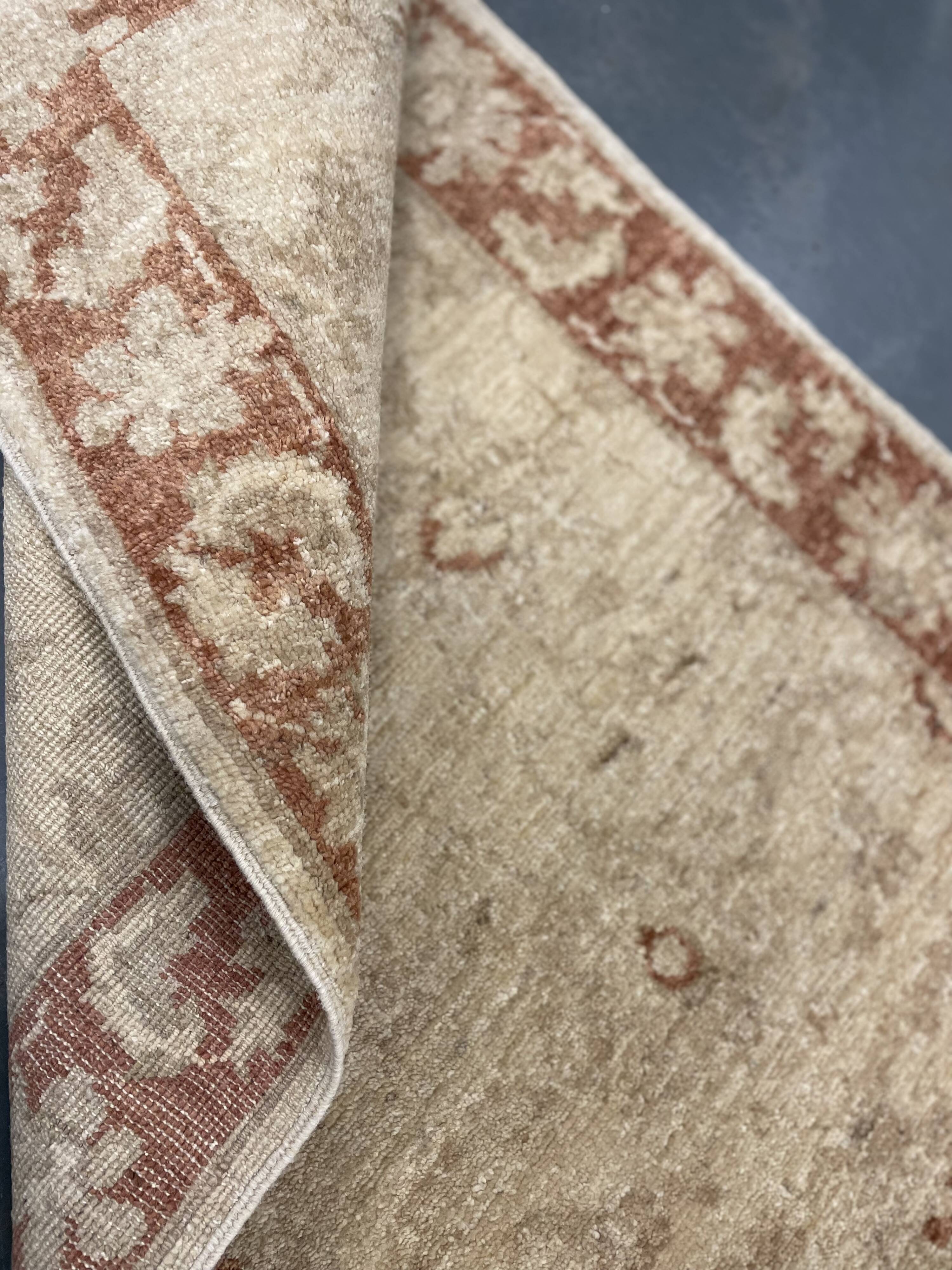 Tapis oriental en laine beige à motif floral