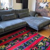Tapis roumain en laine, fond rouge avec de délicates fleurs colorées