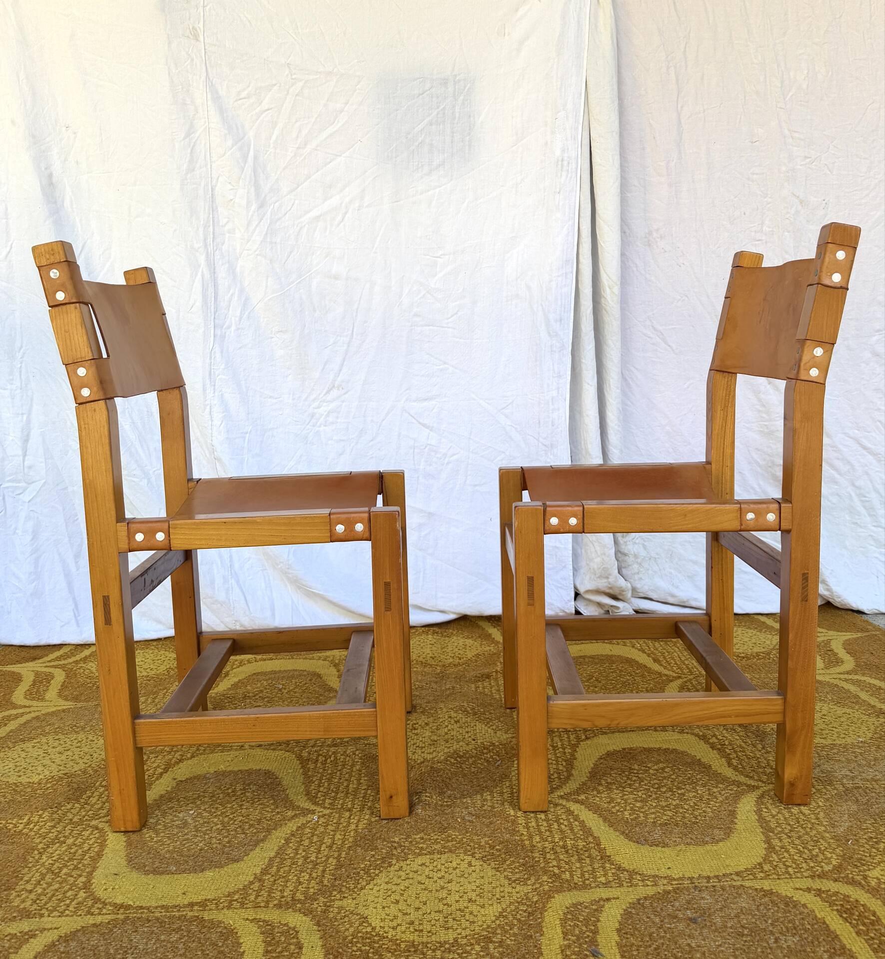 Set of 4 chairs Maison Regain in leather and solid elm.