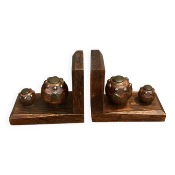 Pair of bookends balls