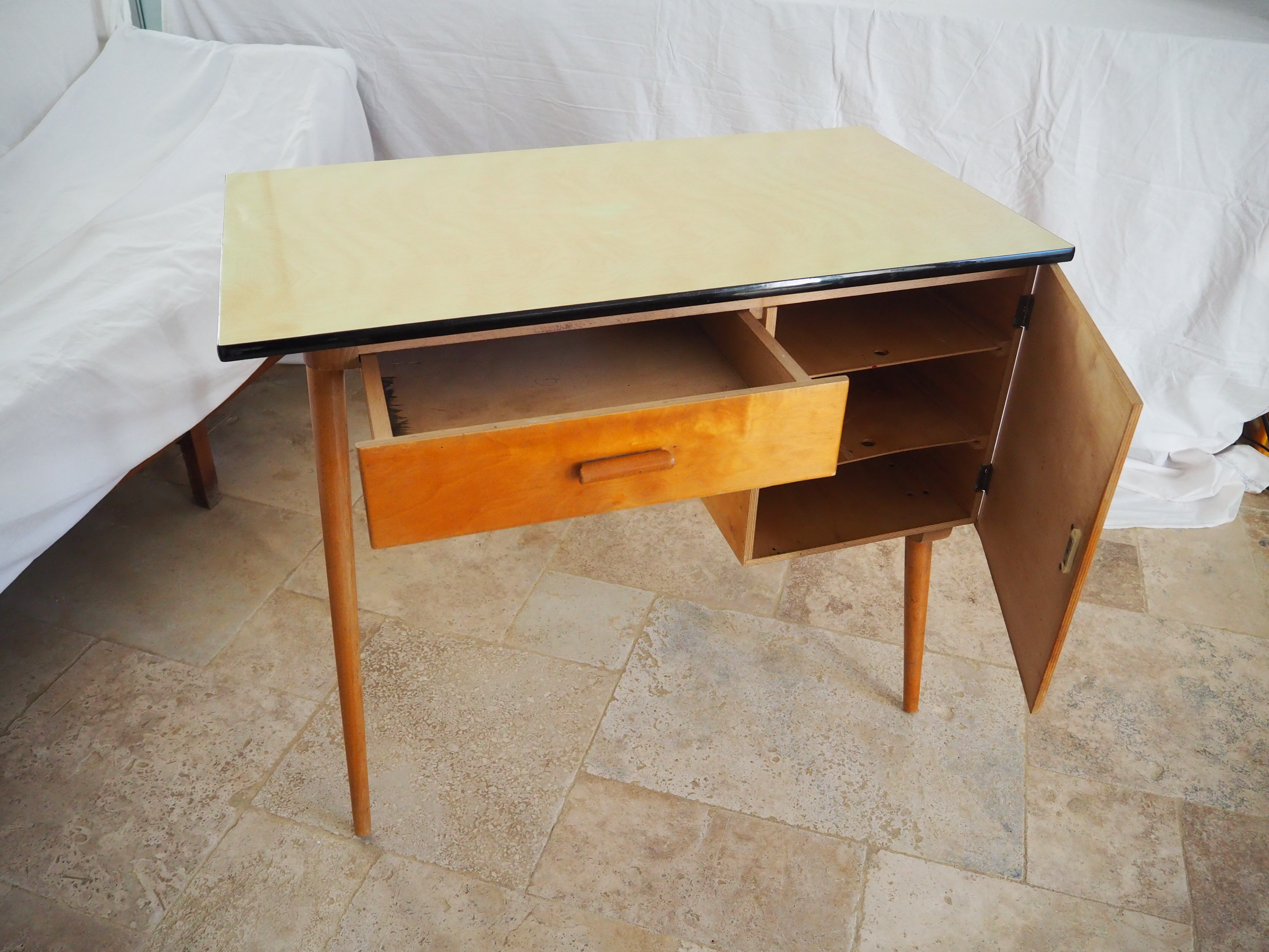 Bureau en bois plateau formica des années 60