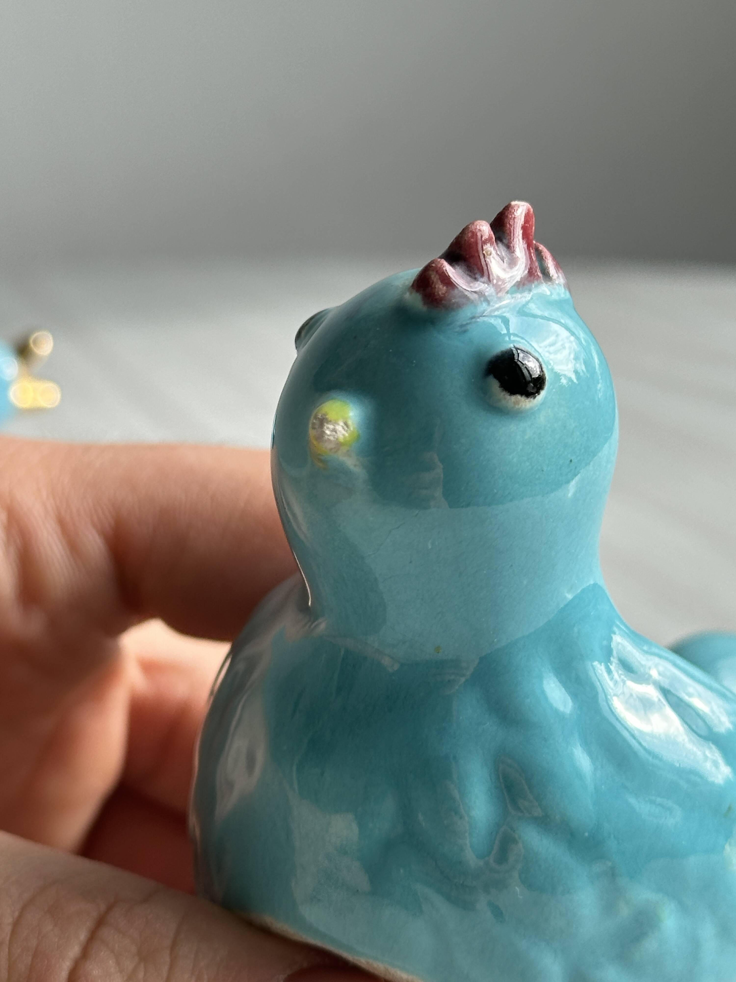 2 coquetiers en céramique bleue, coq et poussin